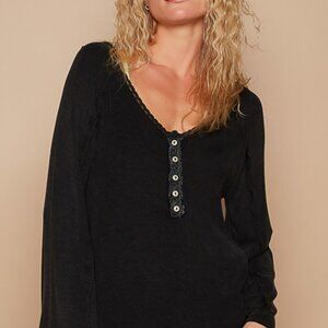 PTL25 Black or off white top with buttons